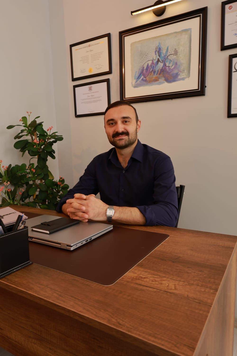 Klinik Psikolog Enes Topuz ofisinde otururken